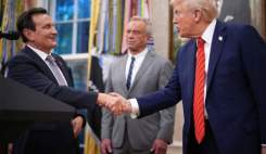 توافق ترامپ و آسترازنکا بر سر قیمت دارو؛ معافیت سهساله از تعرفه در ازای تخفیفهای سنگین توافق ترامپ و آسترازنکا بر سر قیمت دارو؛ معافیت سهساله از تعرفه در ازای تخفیفهای سنگین